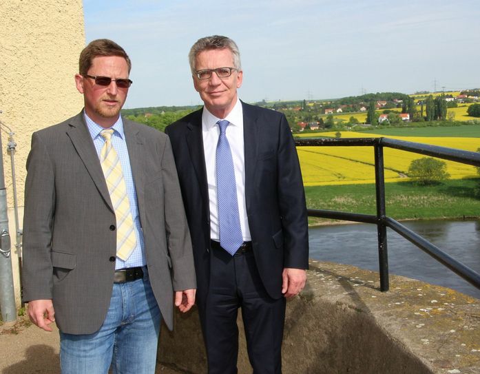 Bürgermeister Conrad Seifert (l.) zeigte Thomas de Maizière nicht nur die Schönheiten des Schlosses Hirschstein, sondern auch den besonderen Charme des Umfeldes. Am Aussichtspunkt »Pilz« bezauberte der Blick übers Land, die Elbe und den Radweg. Fotos: Farrar