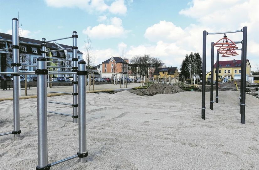 Besonders der vielseitig nutzbare Spielplatz zieht verschiedene Generationen an.