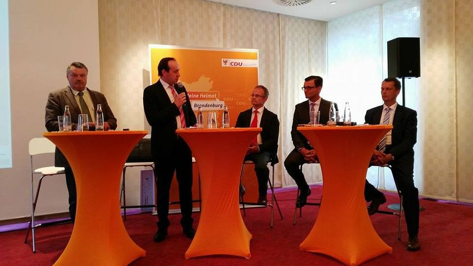 Das Papier wurde vom CDU-Landes- und Fraktionsvorsitzenden Ingo Senftleben und dem kommunalpolitischen Sprecher der CDU-Fraktion Sven Petke in einer öffentlichen Veranstaltung im Lindner Congress Hotel vorgestellt. An der Veranstaltung nahmen neben dutzenden interessierten Bürgerinnen und Bürgern auch der Bundestagsabgeordnete Dr. Klaus-Peter Schulze, der Oberbürgermeister Holger Kelch sowie der CDU-Kreisvorsitzende und Landtagsabgeordnete Michael Schierack teil. Foto: CDU