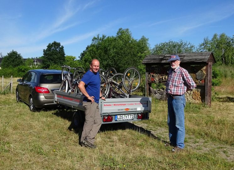 Ralf Donat und Reinhard Riehm bei der Übergabe der Fahrräder. Foto: Heinz Sielmann Stiftung