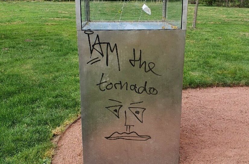 Besprühtes Tornadodenkmal.