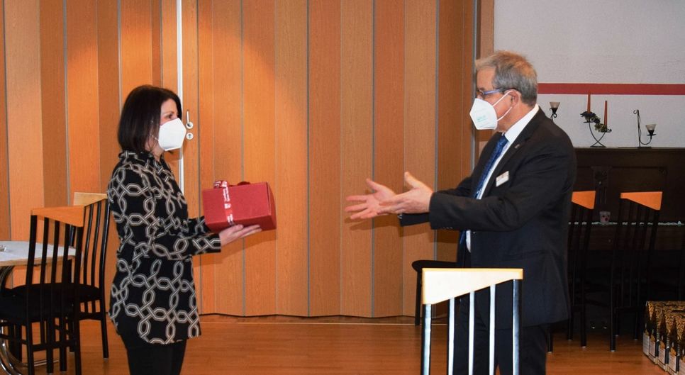 Landrat Harald Altekrüger übergibt das verspätete Weihnachtsgeschenk an Heimleiterin Corinna Klonz. Foto: Pressestelle Landkreis Spree-Neiße