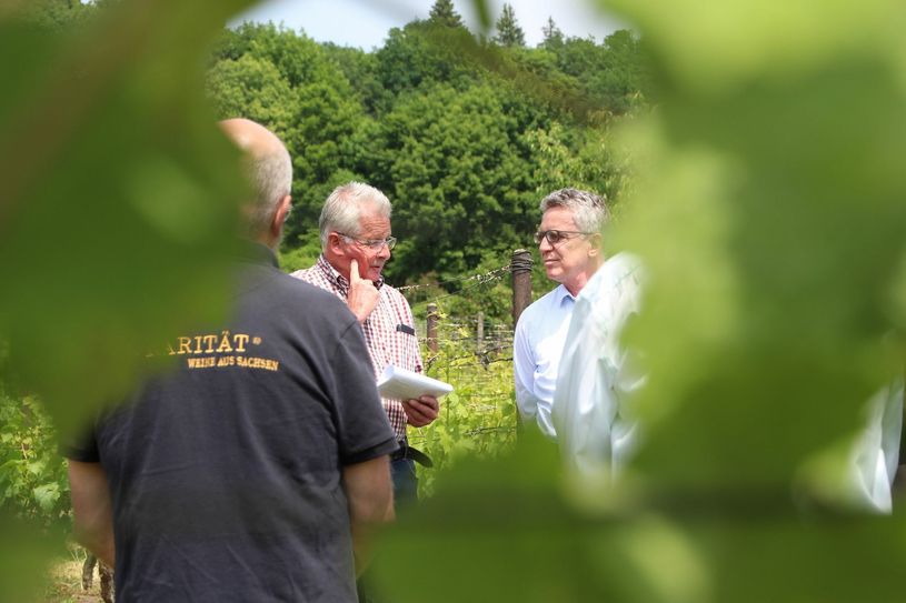 Hobby-Winzer Michael Scheerbaum (l.) und Thomas de Maizière bei der Petitionsübergabe in Radebeul. Die Kleinwinzer wehren sich gegen – aus ihrer Sicht – ungerechtfertigte Abgaben. Foto: Schramm
