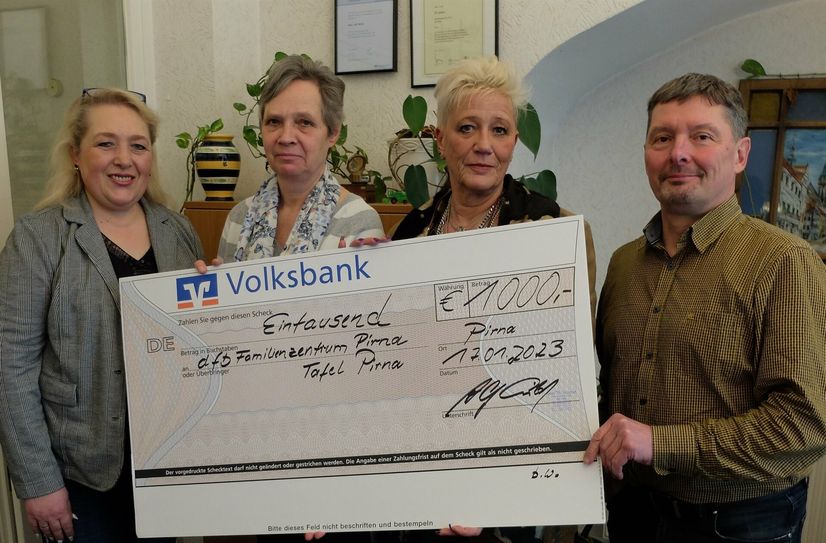 Alf Wild (re.) bei der Spendenübergabe an die Pirnaer Tafel. Deren Vorsitzende, Christiane Rentner (2.v.l.), und Sandra Furkert (3.v.l.) nehmen den Scheck entgegen. Martina Dittrich (li.) hatte ihren Scheck für das ZBBB e.V. schon am Vortag erhalten.