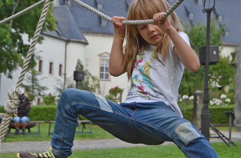 Im Kinder-Hochseilgarten gilt es, die eigene Balance zu erproben.