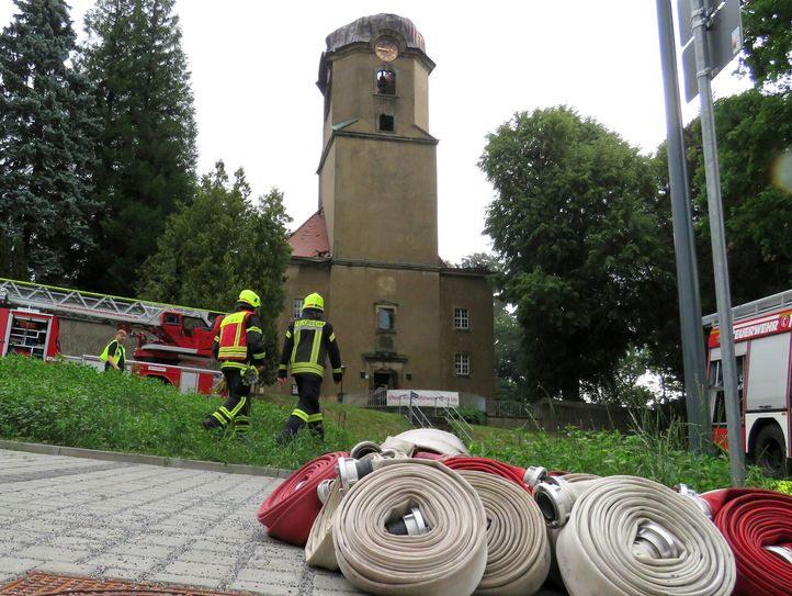 Der Brand in Großröhrsdorf konnte gelöscht werden, aber die Kirche ist ausgebrannt.  Foto: Matthias Stark