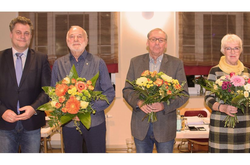 Oberbürgermeister Thomas Schubert mit den drei Stadträten Winfried Hamann, Harald Borrmann und Brigitte Köhler (v.l.n.r.), die sich ins Ehrenbuch eintragen durften.