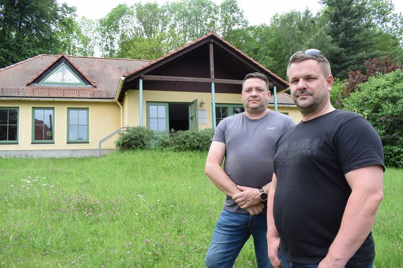 Die Vereinsmitglieder Sebastian Steglich(vorn) und René Ambrosius freuen sich auf neugierige Besucher im Museum.