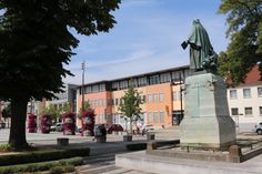 Blick auf das Rathaus mit Paul-Gerhardt-Denkmal in Lübben.