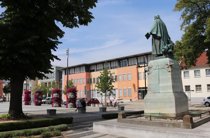 Blick auf das Rathaus mit Paul-Gerhardt-Denkmal in Lübben.