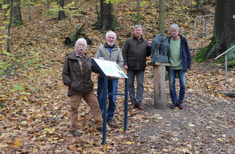 Stadtrat Wolfgang Jacobi, Wanderwegwart Tassilo Schmalfeld, Oberbürgermeister Bert Wendsche und Ulrich Eißner bei einer der neuen Infotafeln.