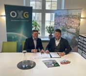 Oberbürgermeister Thomas Zenker (rechts im Bild) und Dr. Sören Trebst, Geschäftsführer der OXG Glasfaser GmbH, schlossen jetzt die gemeinsame Absichtserklärung für den Glasfaserausbau in Zittau ab.