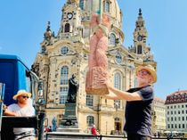 Aphrodite nimmt schon mal  vor der Frauenkirche Platz.