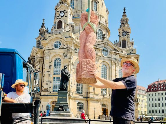 Aphrodite nimmt schon mal  vor der Frauenkirche Platz.