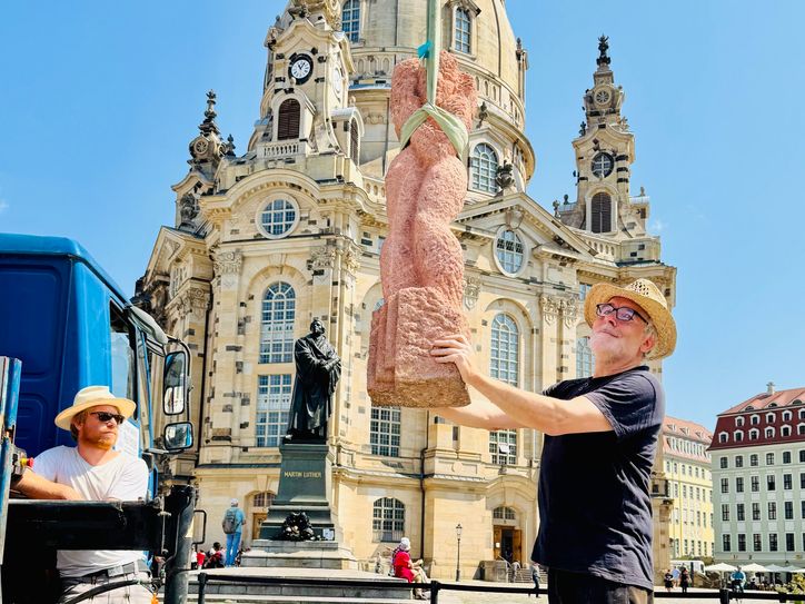 Aphrodite nimmt schon mal  vor der Frauenkirche Platz.