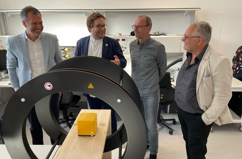 OB Tobias Schick (l.) war zu einem Unternehmensbesuch im Kompetenzzentrum Elektromagnetische Felder (KEMF) des Bundesamts für Strahlenschutz.