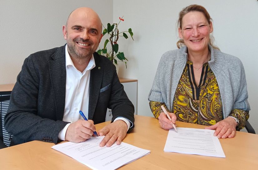 Bürgermeister Jens Richter und Geschäftsführerin Sandra Knaus unterzeichnen den Pachtvertrag für den Campingplatz.