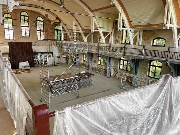 Bis Mai soll der Außen- und auch der Innenbereich der Halle fertig sein und aktiv genutzt werden können.