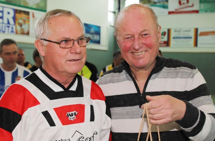 Seit mehreren Jahren organisiert Jürgen Socher (r.) Traditionsspiele und Turniere für seinen Herzensverein Aktivist Schwarze Pumpe.