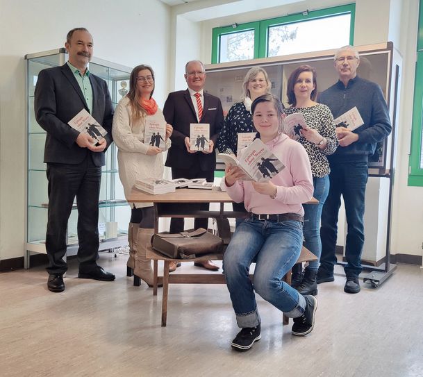 Rainer Pilz (Landkreis Elbe-Elster), Anja Zajic (Stadt Finsterwalde), Thomas Hettwer (Sparkassenstiftung »Zukunft Elbe-Elster-Land«), Cornelia Warsönke, Marilyn Gloria Töpfer und Maria Jung (Oscar-Kjellberg-Oberschule) sowie Olaf Weber (Museumsverbund Elbe-Elster) mit den Schülerexemplaren.  Foto: MVEE