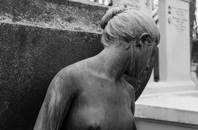 Eine ein Grab schmückende Frauenstatue auf dem Pariser Friedhof Père Lachaise.