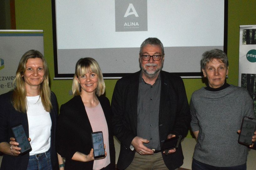 Elisabeth David und Suzanne Wartenburger (Pflegestützpunkt), Dirk Gebhard (Dezernent für Recht, Ordnung und Landwirtschaft) sowie Anne-Marie-Gundermann (Leiterin Stabsstelle Sozialplanung und Daseinsvorsorge) stellten die neue Alina-App vor.