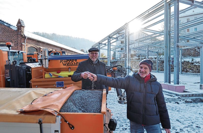 Gut gewappnet für den Winter: Oberbürgermeister Olaf Raschke und Bauhofleiter Steffen Petrich. Im Hintergrund die neue und die im Bau befindliche alte Fahrzeughalle.