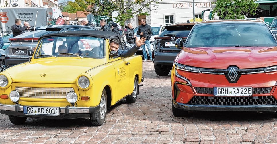 OSTBLOCK Fahrzeuge sind beim 30. Autofrühling des Motorsportclubs Großenhain im ADAC willkommen. Hier wird ein Trabant-Cabrio neben einem Renault Neuwagen des Autocenters Großenhain gezeigt. In diesem Autohaus auf der Mozartallee befand sich in der DDR die Trabantwerkstatt.