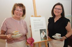 Bärbel Nitsch und Jana Kunze (v.l.) gehören mit zum Team »Sammeltassen« beim Kuchenbasar unter der Linde«
