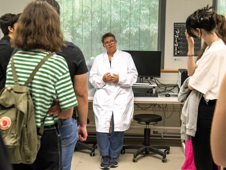 Teilnehmende am Probestudium 2023 beim Laborbesuch in der Biotechnologie mit der Studiengangsleiterin Dr. Barbara Hansen.