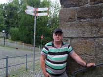 Die Kamenzer Wanderwege werden derzeit von zwei Ortswegewarten betreut: von Jürgen Hantschack und Andreas Crämer (im Bild). Der 55-jährige Andreas Crämer betreut seit 2021 sechs Wanderstrecken, darunter auch eine überregionale Wanderroute.