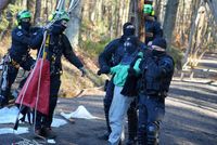 Die ersten Aktivisten werden von der Polizei abgeführt.