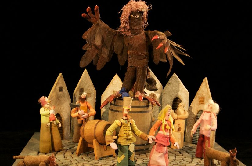 Szene mit Originalfiguren von "Die schwrze Burg", Barbara Eckhold, DDR 1987.