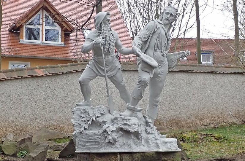 Entworfen wurde die Skulptur von Bildhauer, Maler und Grafiker Michael Arnold (1824-1877), gegossen wurde sie in der Dresdner Kunst- und Glockengießerei Albert Bierling 1859.