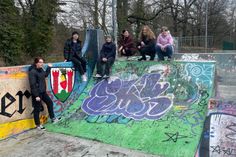 Mitglieder des Jugendbeirats Spremberg auf der Skatebahn.