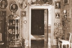 Die Historisches Aufnahme vom Mittelzimmer Schloss Seifersdorf aus dem Familienalbum der Familie Brühl zeugt vom ehemaligen Glanz.