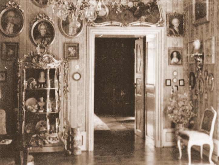 Die Historisches Aufnahme vom Mittelzimmer Schloss Seifersdorf aus dem Familienalbum der Familie Brühl zeugt vom ehemaligen Glanz.