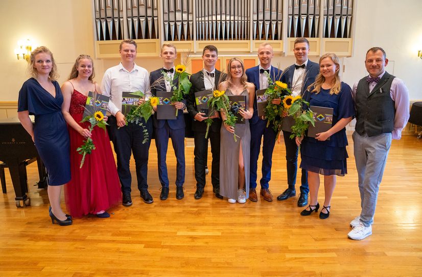 Im Konzertsaal des Konservatoriums erhielten die Absolventinnen und Absolventen der CTK-Akademie feierlich ihre Zeugnisse. Erstmals haben Notfallsanitäterinnen und -sanitäter für den Rettungsdienst ihre Ausbildung abgeschlossen.