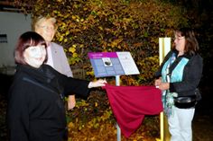 Renate Schönfuß-Krause, Ingrid Petzold und Susanne Köhler  enthüllen die Gedenktafel für Agathe Zeis (v.l.n.r.).Foto: Matthias Stark