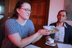 Diana Zierenner vom Stadtmarketing präsentiert das Stadtspiel gemeinsam mit Projektkoordinator Maik Fabisch.