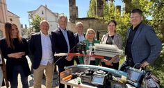 Unter den Gästen des Baustarts waren neben Oberbürgermeister Thomas Zenker (auf dem Foto rechts) auch Lisa Michalsky, Senior Key Account Managerin der OXG Glasfaser GmbH (2.v.r.), Uta-Sylke Standke, Geschäftsführerin der Wohnbaugesellschaft Zittau mbH (3.v.r.), Jens Bergerhoff, Head of Municipalities & Permit Sales der OXG (5.v.r.) und Christoph Lüthe, Geschäftsführer der Vitronet Holding GmbH (6.v.r.)