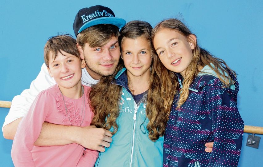 David Scholz (2. von links) wird sich von seinem KreativTeam verabschieden müssen, ihn zieht es nach Ende des Schuljahres nach Dresden. Seine Hauptdarstellerinnen aus dem Alice-Stück Leonie Lucy Hanf, Meldina Scholz und Nele Wüstefeld (von links) werden ihn vermissen. Findet sich kein Nachfolger für David, gibt es das musialisch-tänzerische Angebot an der Briesker Grundschule im kommenden Schuljahr nicht mehr. Fotos: jho