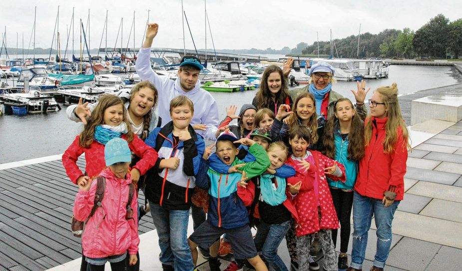 Verschworene Truppe mit einem gewissen Hauch Verrücktheit: David Scholz und seine Steppkes vom KreativTeam, einer AG an der Briesker Georg Heinsius von Mayenburg-Grundschule. Die erfolgreiche Premiere ihrer Aufführung von „Alice im Wunderland“ feierten sie einen Tag später mit einer Bootstour auf dem Senftenberger See. Foto: jho
