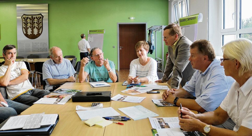 Während die Bürger mit der Stadtverwaltung angeregt diskutierten, hielt der Rathaus-Chef sich eher im Hintergrund. Foto: Mandy Fürst