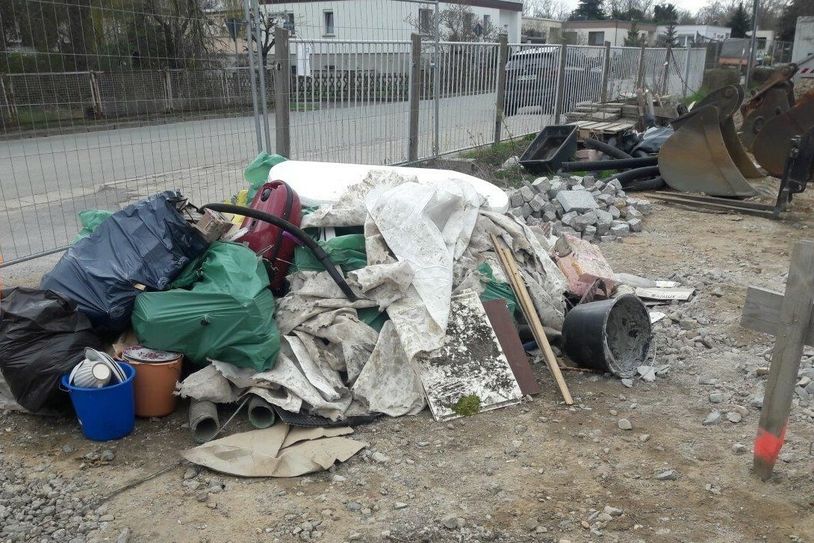 Müllsammlung auf der Baustelle der Oberschule Merzdorfer Park. Foto: Stadt