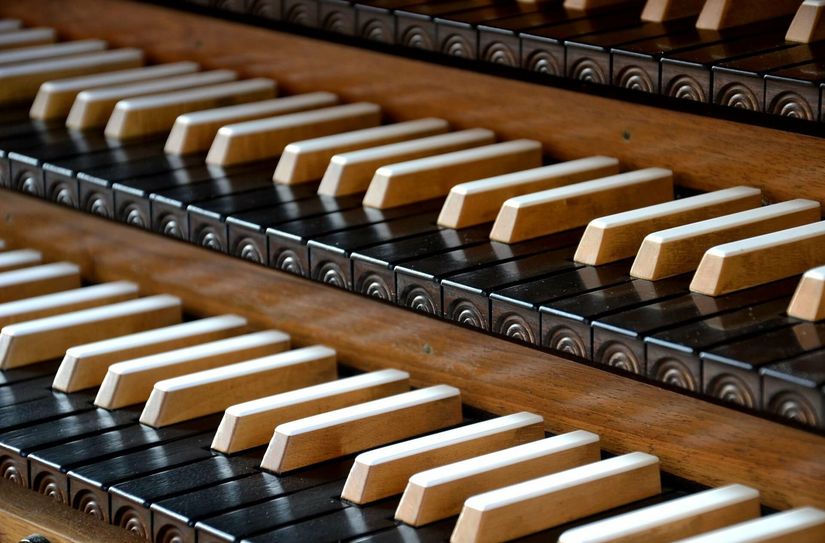 Tasten an einer Orgel.