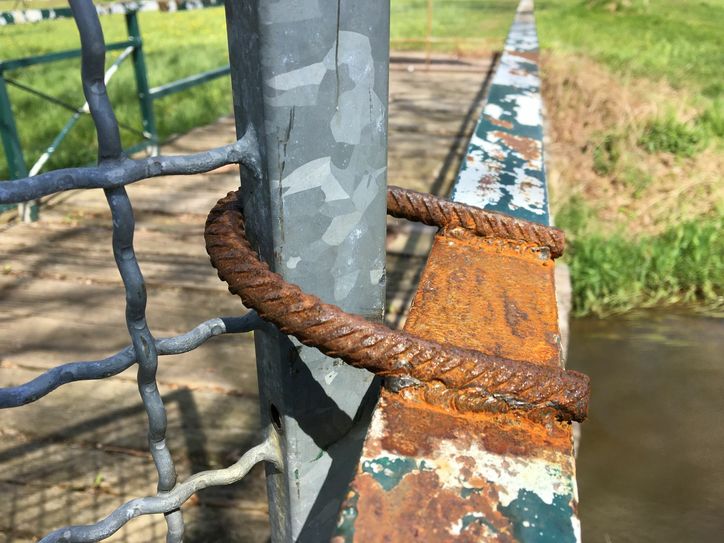 Da die Absperrung aber immer wieder beiseitegeschoben worden war, wurden die Absperrgitter im April angeschweißt. Foto: Keil
