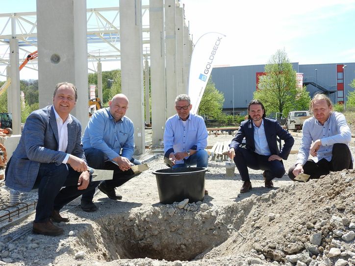 Grundsteinlegung für das neue Palosa-Werk in Pirna: Christian Flörke von der Stadtentwicklungsgesellschaft Pirna, Palosa-Inhaber Thomas Müller, Oberbürgermeister Klaus-Peter Hanke, Goldbeck-Niederlassungsleiter Jörg Bechmann und Uwe Schädlich von der SEP (v.l.).                                                                     Foto: R. Rink