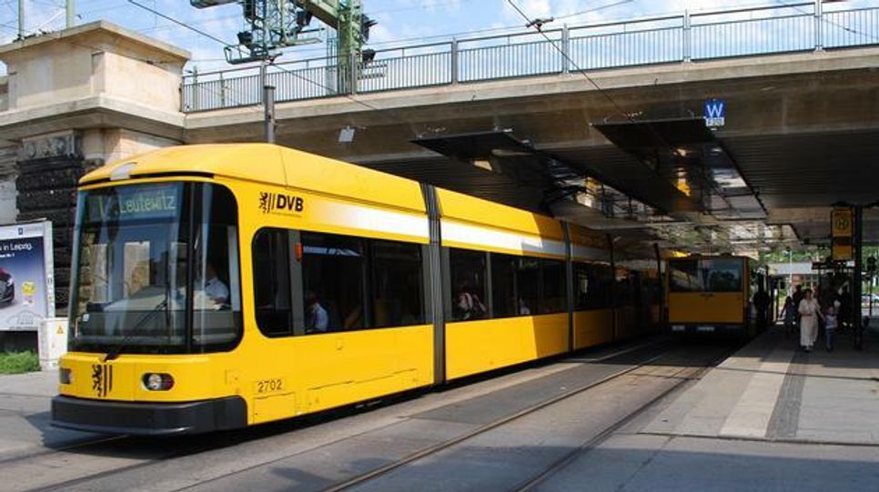 Seit 12. Juli halten Busse und Straßenbahnen nicht mehr unbedingt an jeder Haltestelle. Wer aussteigen möchte, muss vorher den Haltewunsch-Taster betätigen. Foto: Archiv