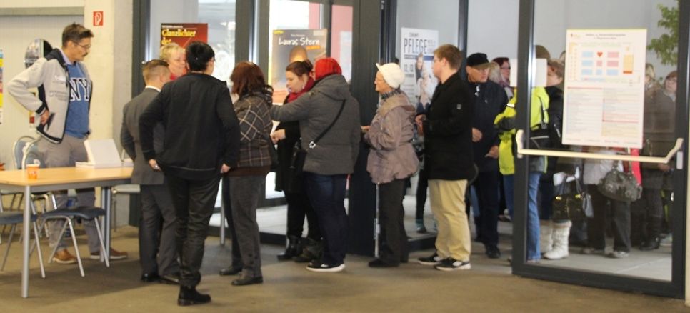 Kurz vor 10 Uhr öffneten sich die Türen zur Messe und die ersten Besucher strömten in die Halle. Foto: Keil